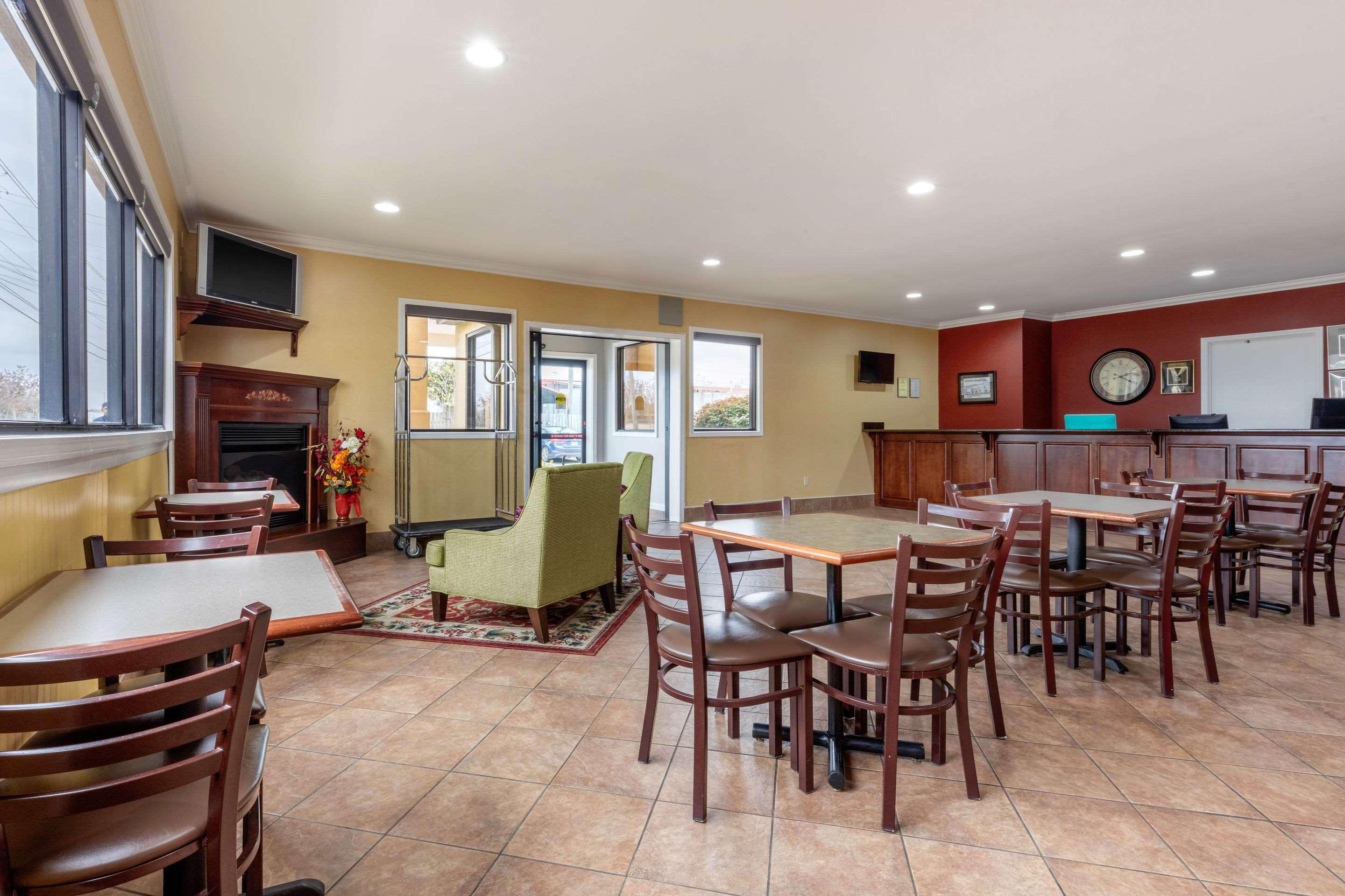 Quality Inn & Suites Demopolis Экстерьер фото