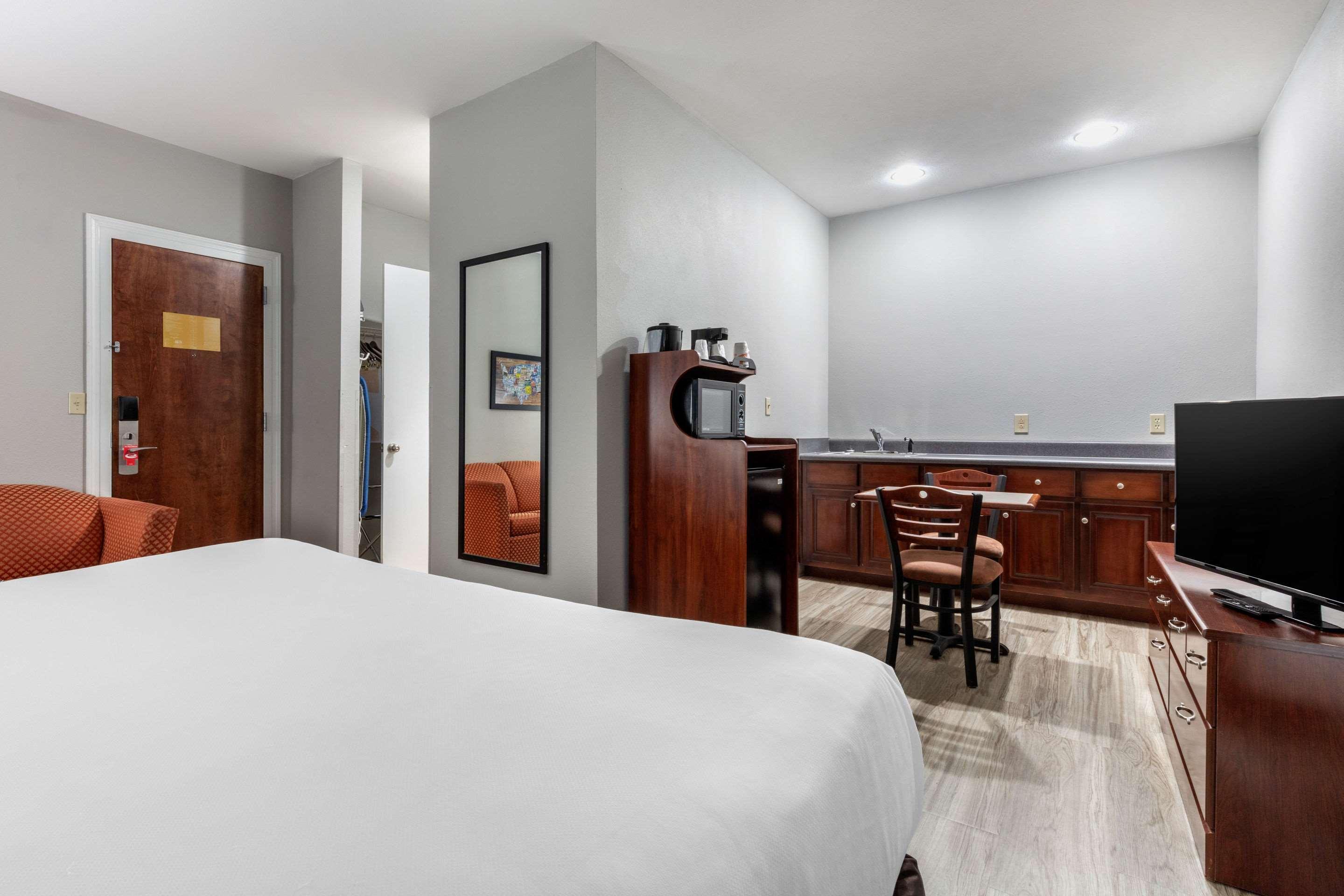 Quality Inn & Suites Demopolis Экстерьер фото